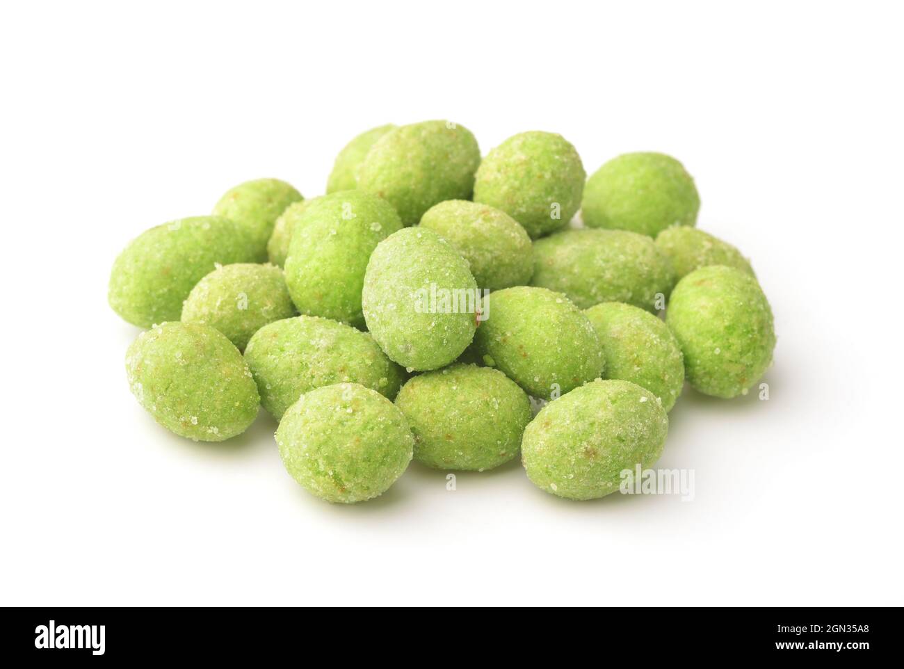 Mucchio di arachidi ricoperte di wasabi verdi isolate su bianco Foto Stock