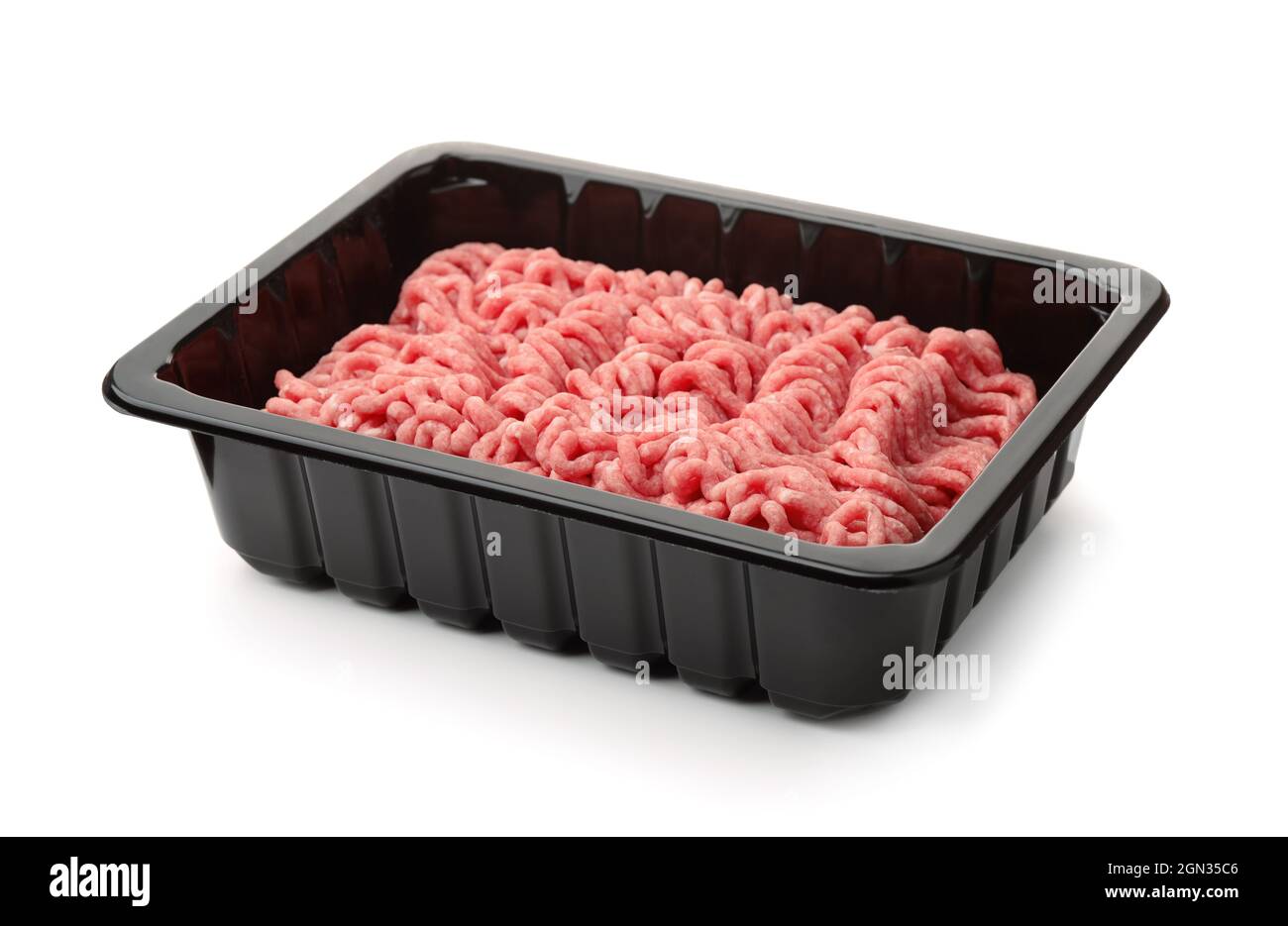 Carne fresca sminuzzata cruda in vassoio di plastica nero isolato su bianco Foto Stock