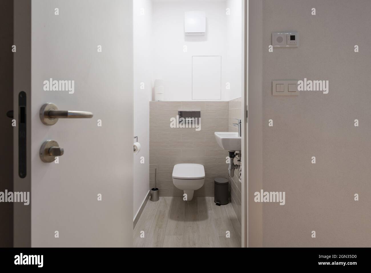 Piccolo bagno di appartamento moderno Foto Stock
