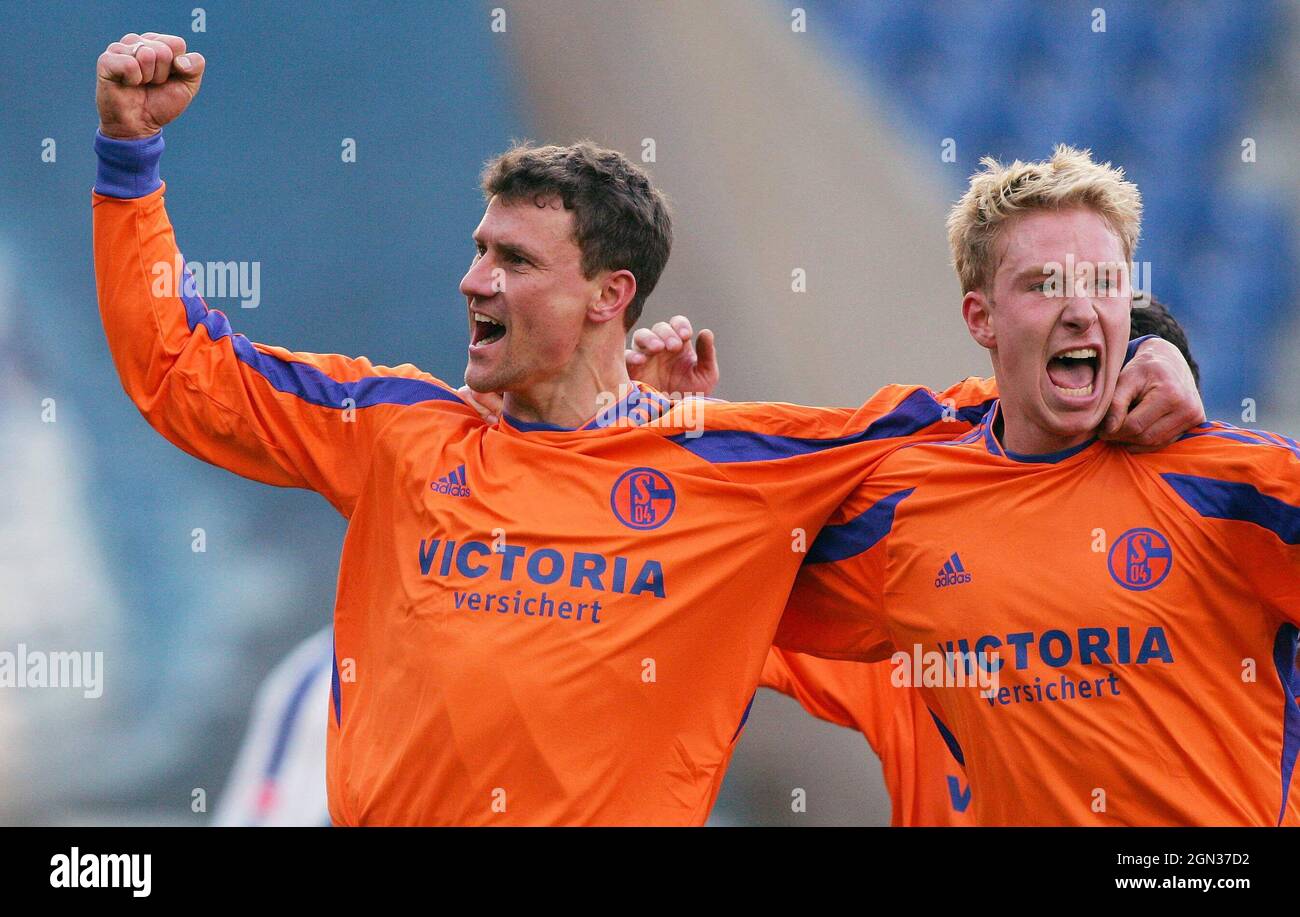 Rostock, Germania. 05 febbraio 2005. Primo Fussball 05.02.2005 1. Bundesliga 2004/05 Hansa Rostock - FC Schalke 04 2: 2 goaljubel a Ebbe Sand, Schalke, dopo il suo obiettivo a 0: 1, giubilazione, insieme Mike Hanke copyright di primo sportphoto: Pfefferackerstr. 2a 45894 Gelsenkirchen www.firosportphoto.de mail@firosportphoto.de (Volksbank Bochum-Witten) BLZ .: 430 601 29 Kt. Nr.: 341 117 100 Tel: 0209 - 9304402 Fax: 0209 - 9304443 Credit: dpa/Alamy Live News Foto Stock