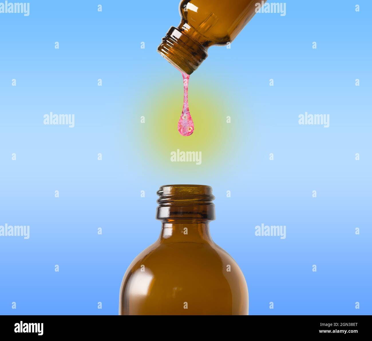 Bottiglie di erbe o cosmetiche. Rimedi naturali, aromaterapia - fiasca. Una goccia di liquido con petali di rosa cade. Sfondo blu chiaro Foto Stock