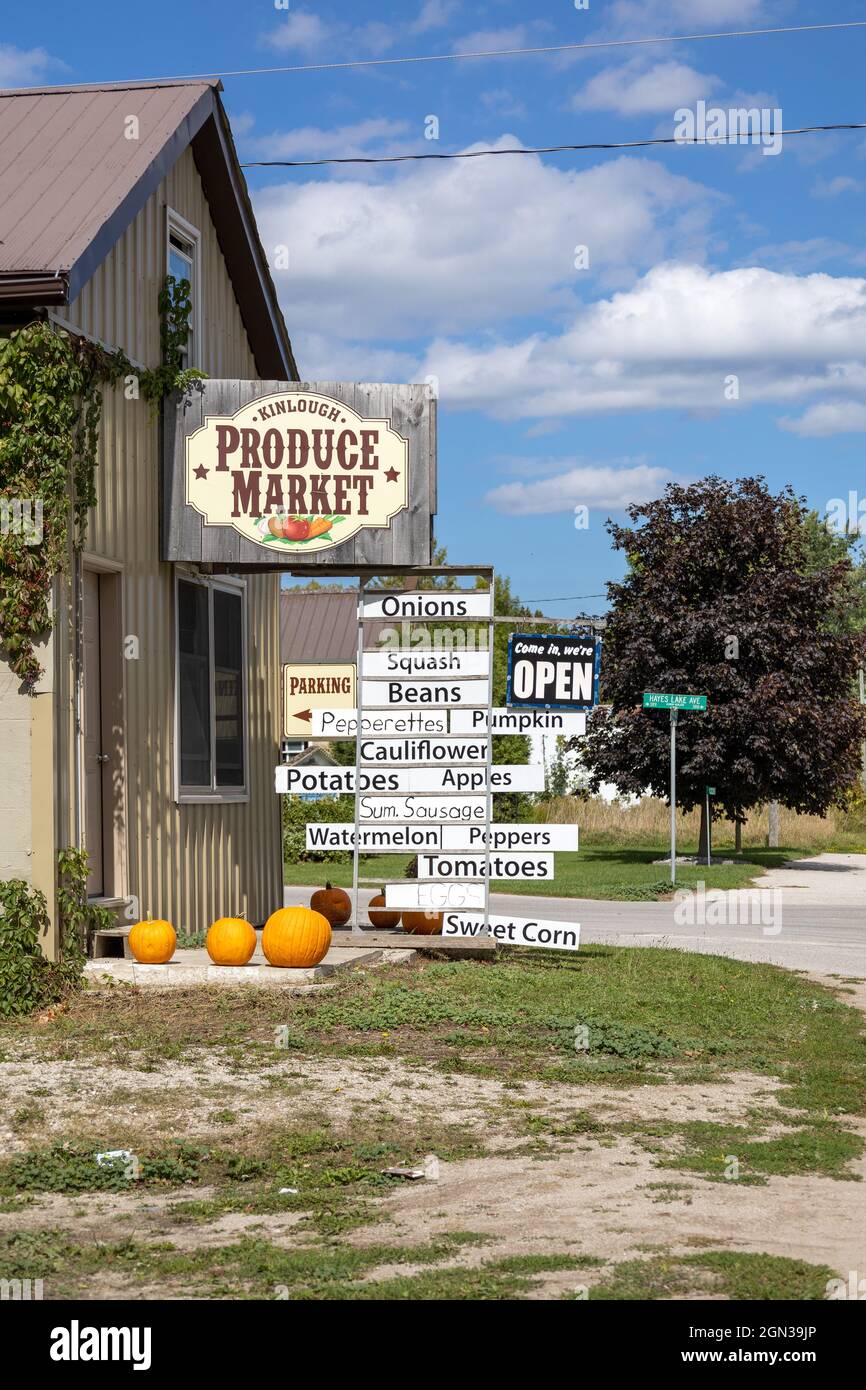 Kinlough produzione di mercato segni vendere verdure locali e produrre esterno edificio a Kinlough Ontario Canada Foto Stock