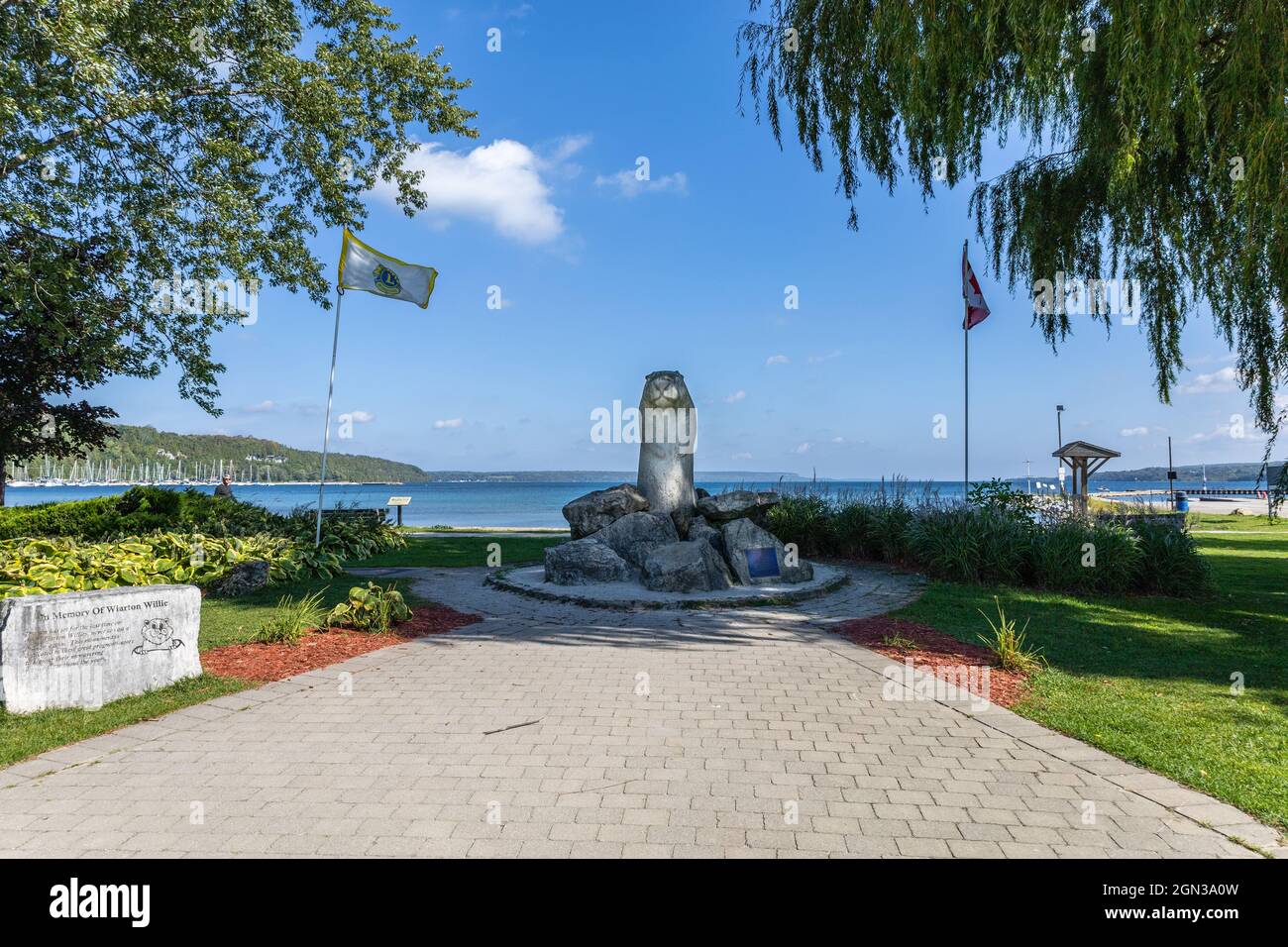 Statua di Wiarton Willie in Bluewater Park Wiarton, Ontario Canada Georgian Bay in background. La statua è in memoria di Wiarton Willie il Prog Meteo Foto Stock