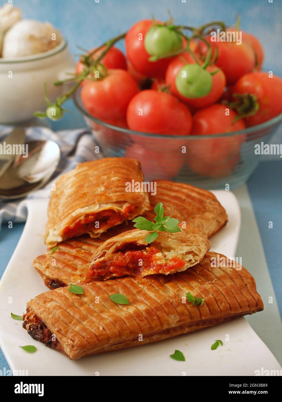 Pasta sfoglia con pomodoro e formaggio. Foto Stock