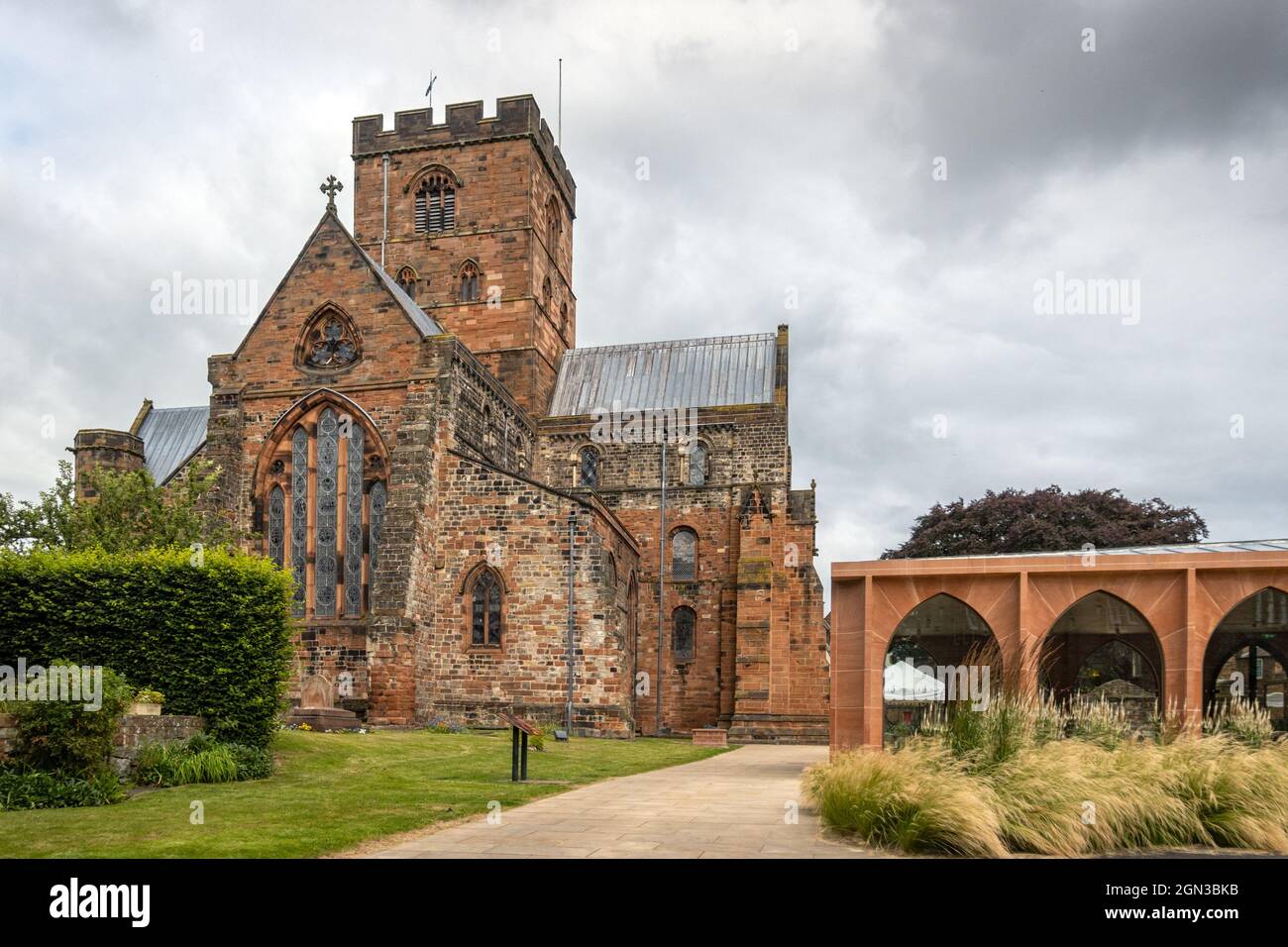 Cattedrale di Carlisle (la Chiesa Cattedrale della Santissima Trinità indivisa) con il padiglione del caffè recentemente completato sulla destra. Foto Stock