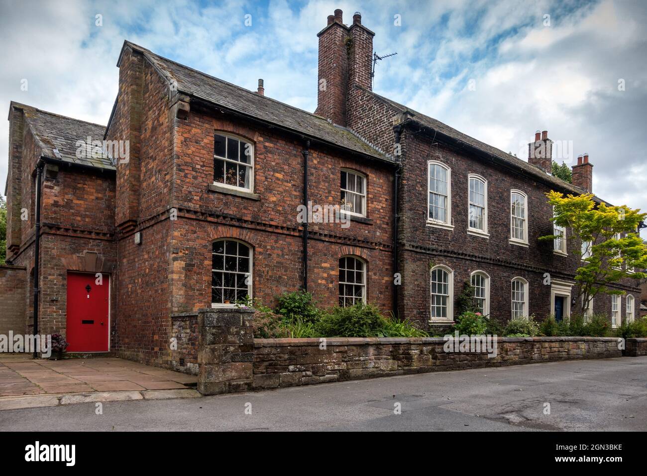Le case nei terreni della Cattedrale di Carlisle nella città settentrionale di Carlisle, Cumbria, Inghilterra, Regno Unito Foto Stock