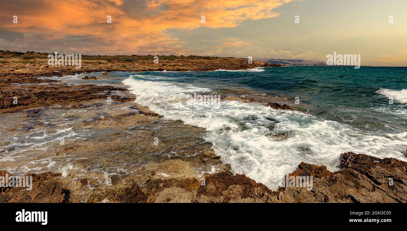 vista sul mare di ​​vendicari nella riserva naturale. Sicilia. Foto Stock
