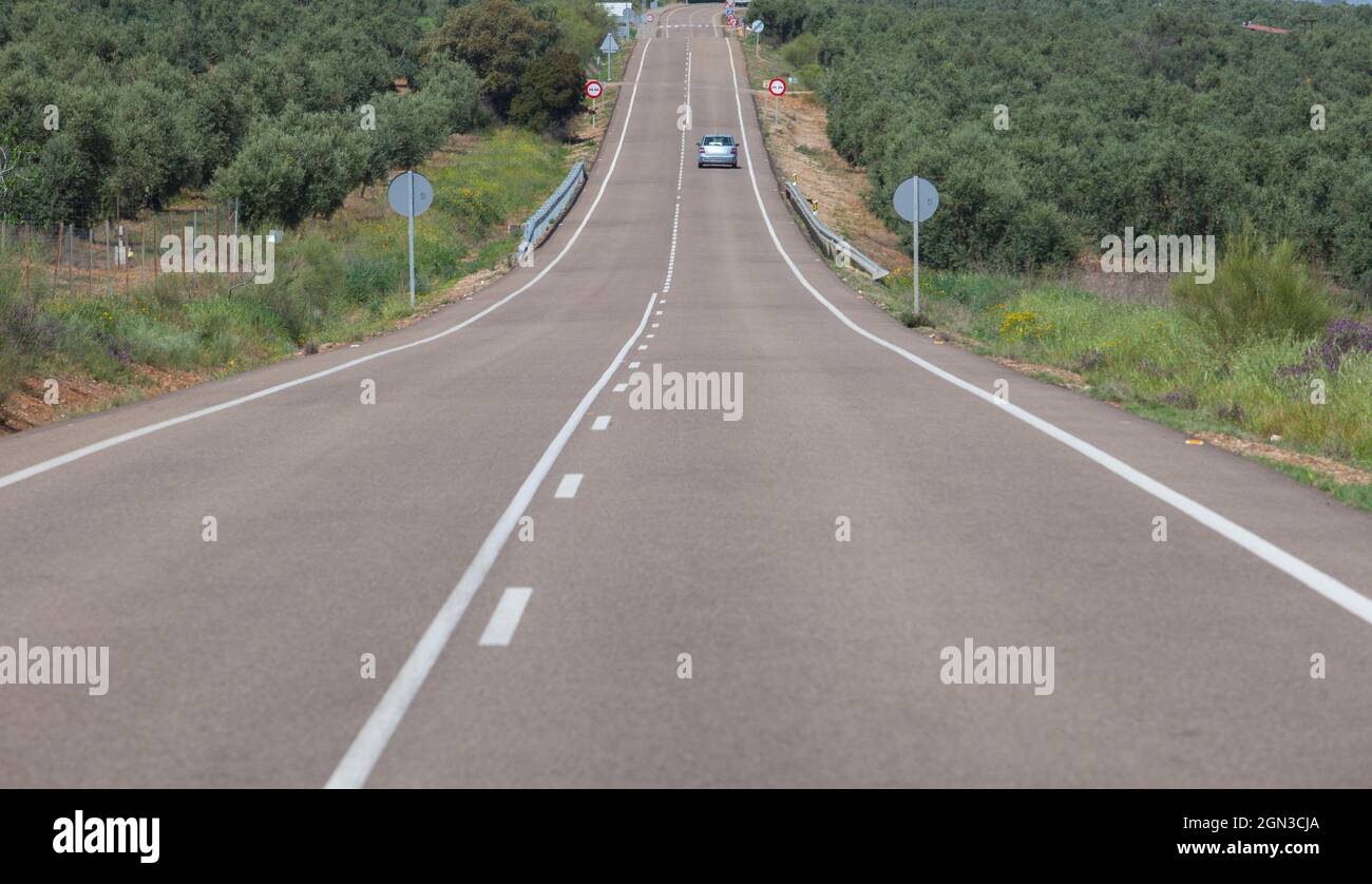 Strada locale piena di variazioni di pendenza o di pendenza. Guida lungo la Serena, Estremaduran sud-est, Spagna Foto Stock