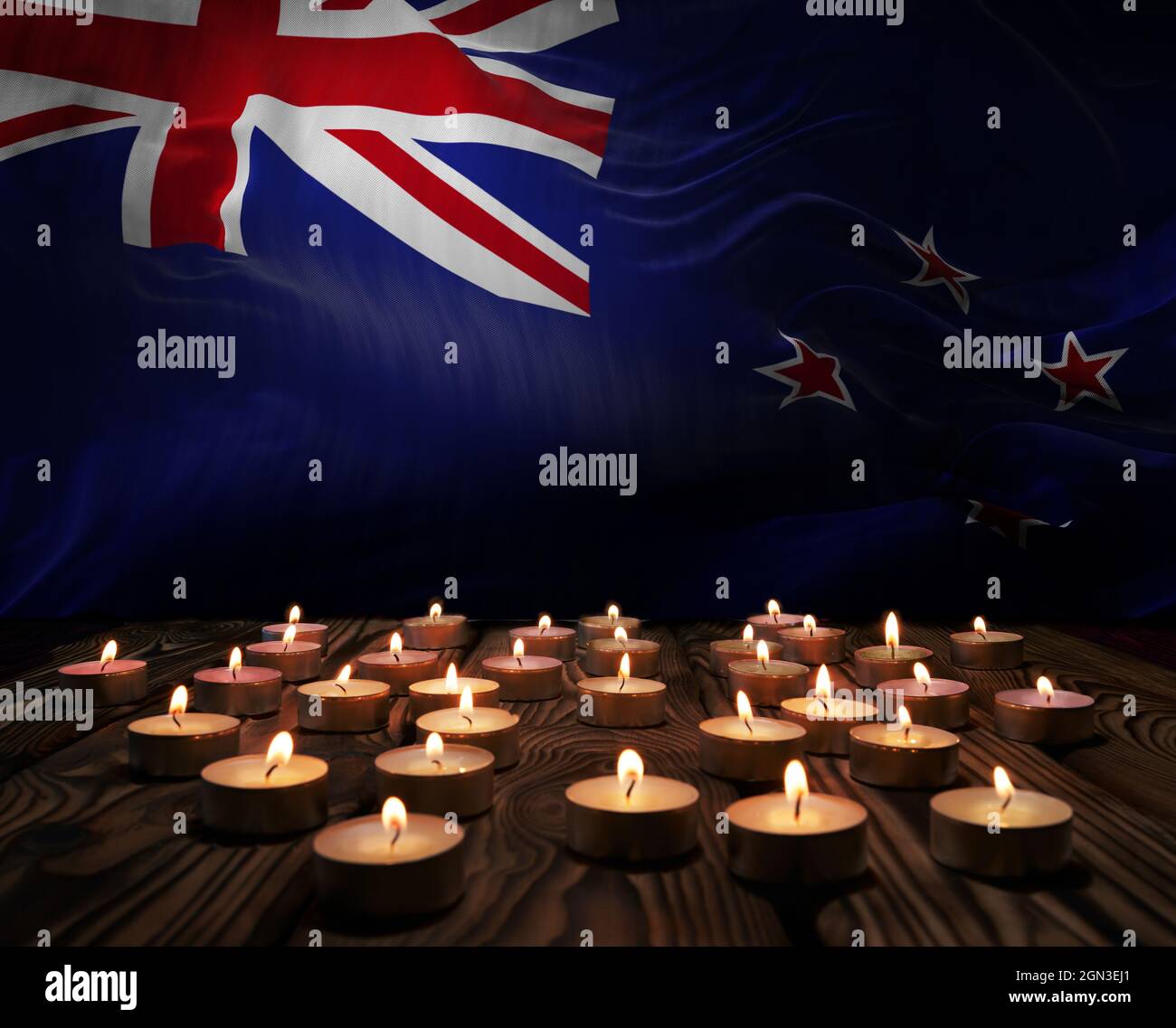 Candele in lutto che bruciano sulla bandiera nazionale neozelandese di sfondo. Fine settimana commemorativo, giornata dei veterani patrioti, ricordo della Giornata Nazionale del Servizio. Bruciare Foto Stock