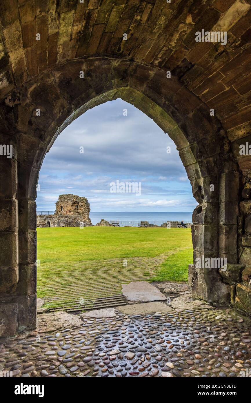 Passaggio a St. Andrews Castello rovine risalenti al 13 ° secolo, una popolare attrazione turistica in questa famosa città universitaria, St. Andrews, Scozia. Foto Stock
