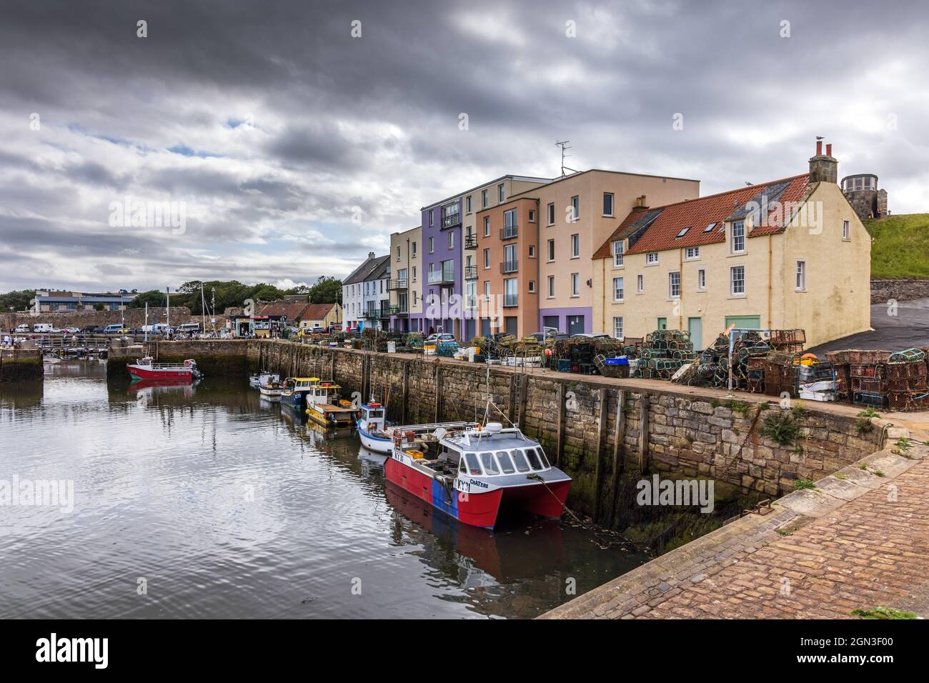 Il pittoresco porto e gli edifici colorati di St Andrews a Fife sulla costa orientale della Scozia. Foto Stock