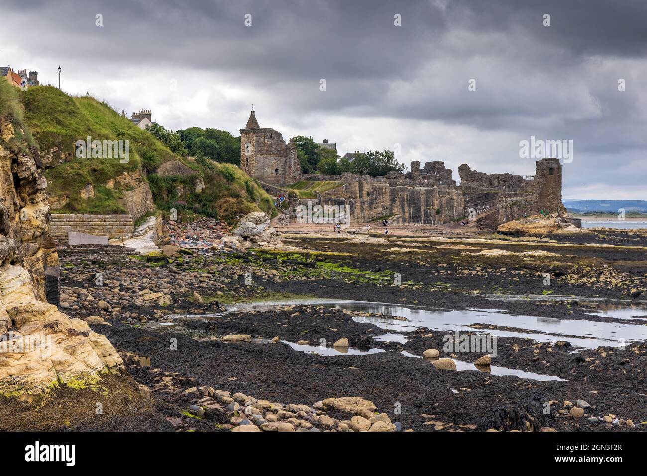 I resti storici del castello di St Andrews, una fortezza medievale del XIII secolo situata su una scogliera a nord della città di Fife. Foto Stock