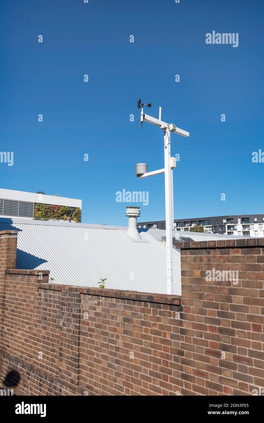 Una stazione meteorologica remota controllata a distanza che include un anemometro montato su una linea sul tetto presso l'edificio Tramsheds di Sydney in Australia Foto Stock