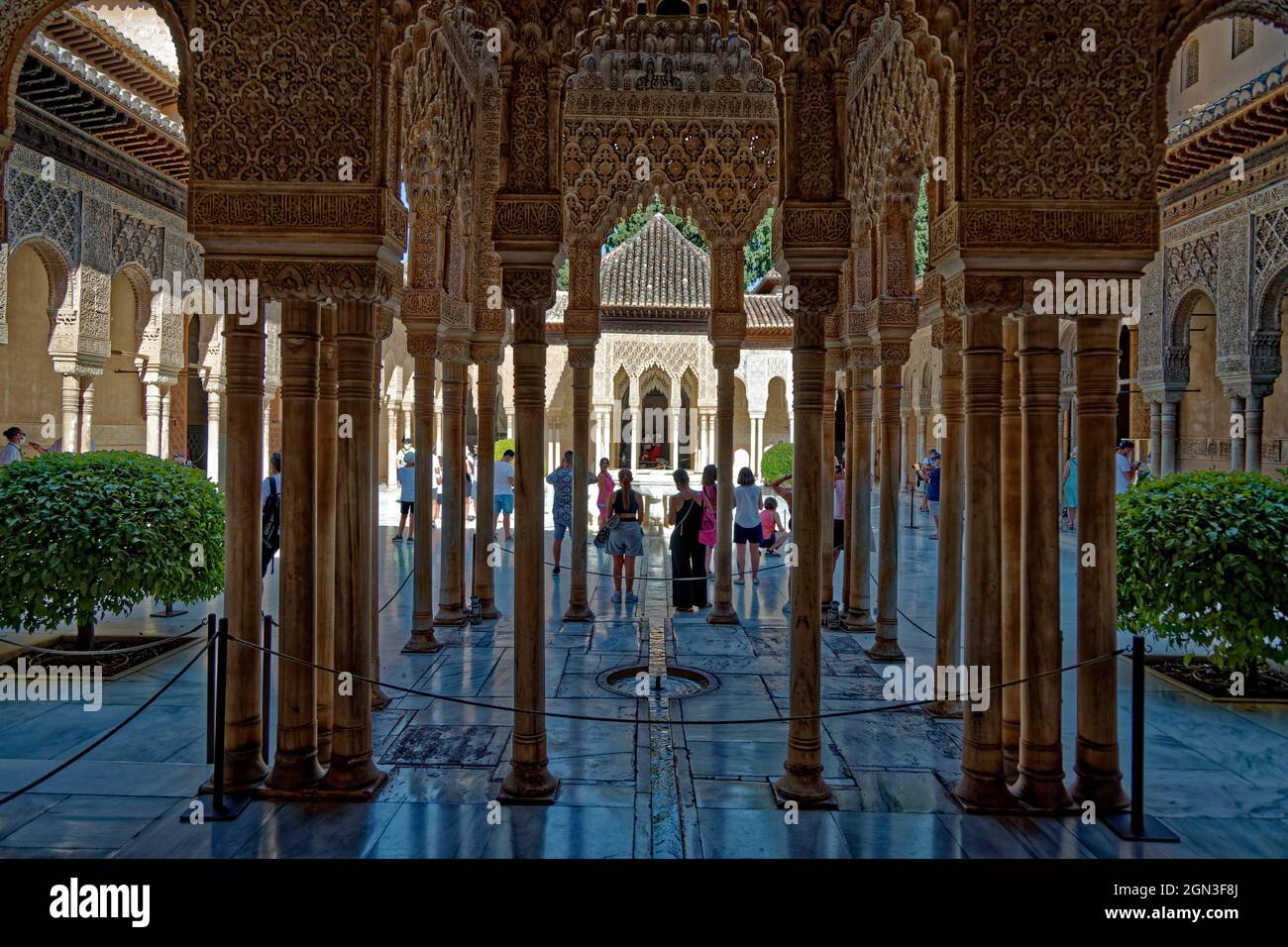 Granada, Spagna. 17 Agosto 2021. Corte dei leoni, Palacios Nazaries   l'Alhambra è un complesso di palazzi di architettura islamica situato a Granada. Foto Stock