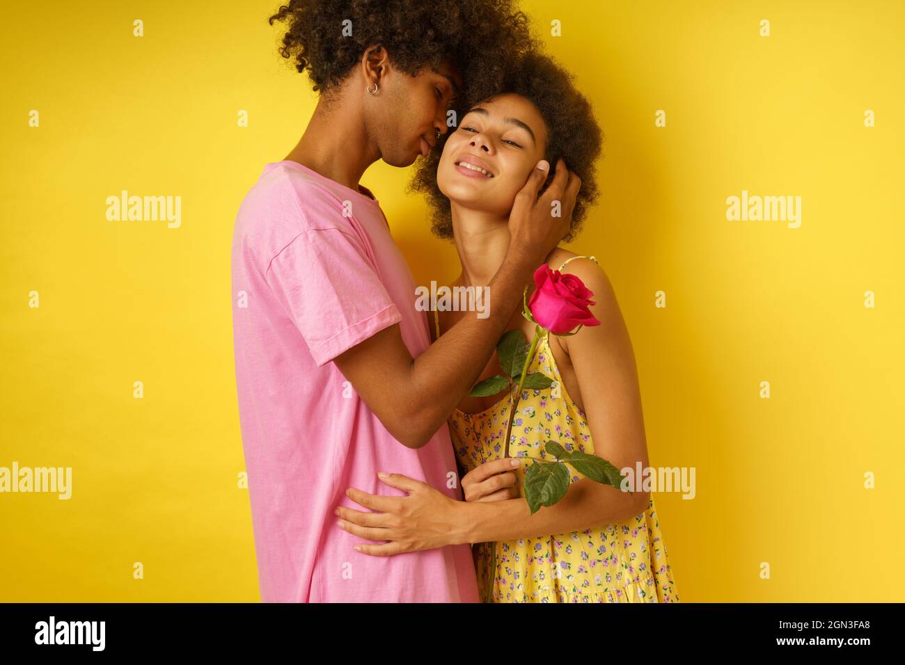 Uomo romantico dare una rosa rosa alla sua ragazza per San Valentino Foto Stock