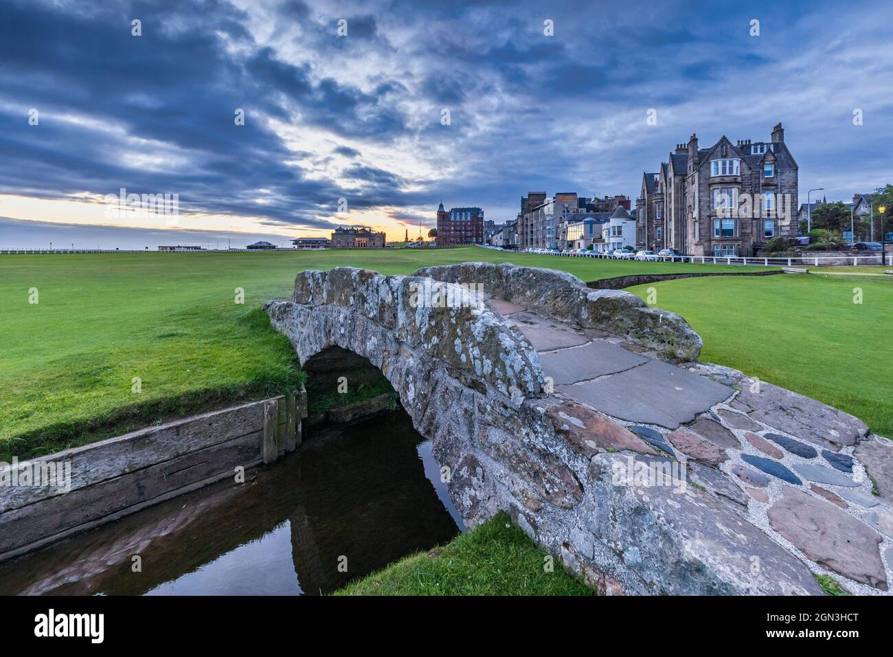 Il famoso ponte di Swilken (o Swilcan) sopra il Burn di Swilken tra il primo e il diciottesimo fairway del campo Vecchio a St Andrews in Fife, Scozia. Foto Stock