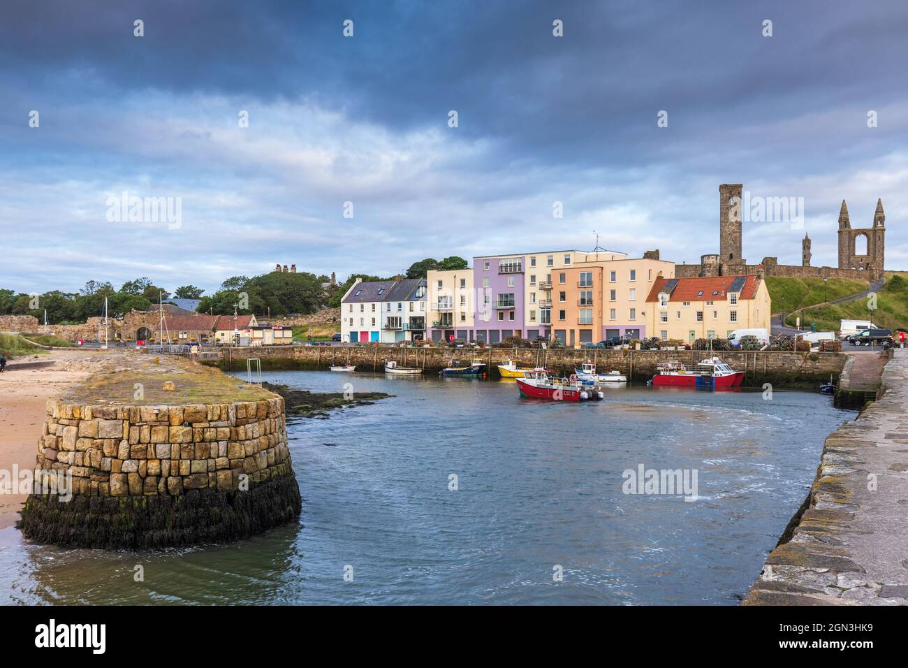 L'ingresso al grazioso porto di St Andrews a Fife, sulla costa orientale della Scozia. La St Rules Tower e le rovine della cattedrale si trovano alle spalle. Foto Stock