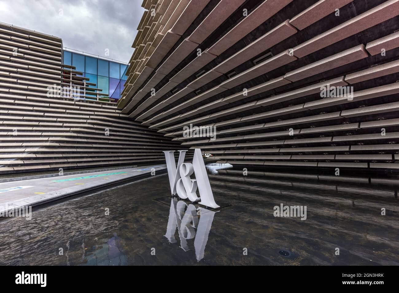 V&A Dundee design Museum progettato da Kengo Kuma sulla Riverside Esplanade come parte della rigenerazione del lungomare della città in Scozia, Regno Unito. Foto Stock