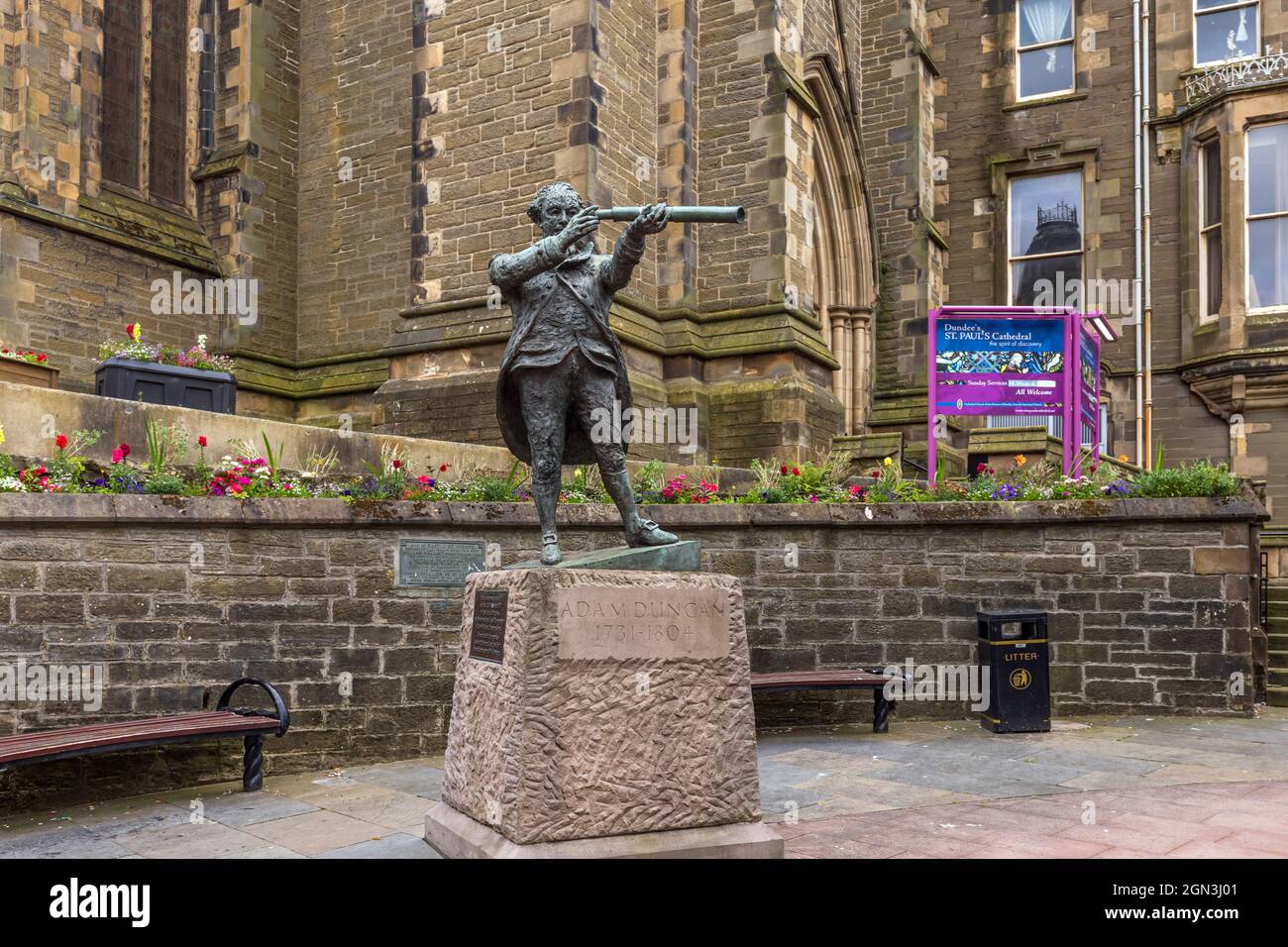 Statua dell'ammiraglio Adam Duncan fuori dalla cattedrale di St Paul a Dundee, Scozia, Regno Unito Foto Stock
