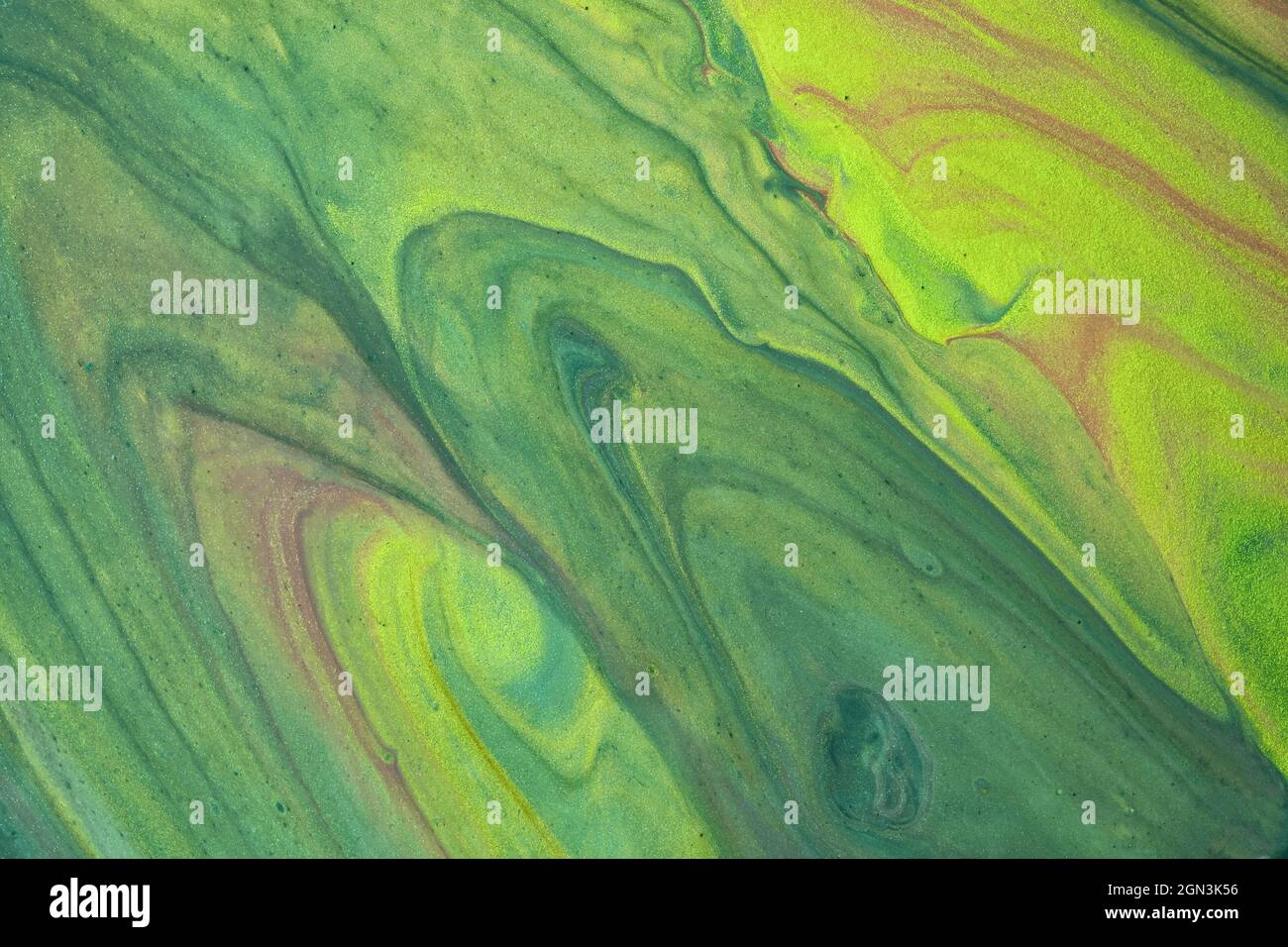 Astratto fluido arte sfondo verde scuro e colori oliva. Marmo liquido. Pittura acrilica con gradiente e spruzzi. Sfondo acquerello con pat ondulato Foto Stock