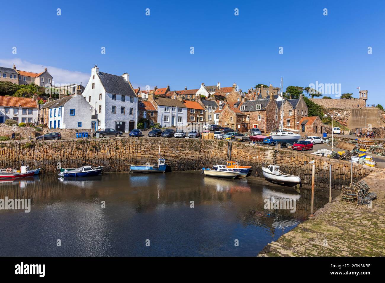 Lo storico villaggio di pescatori di Crail, con il suo pittoresco porto e le colorate barche da pesca, sulla costa orientale di Fife, Scozia. Foto Stock