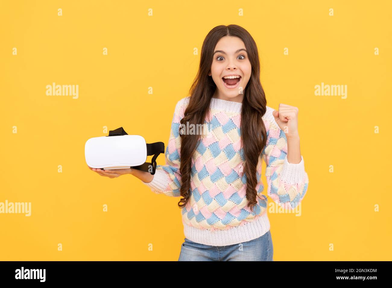 Sviluppo infantile. La ragazza stupita indossa occhiali VR wireless. Utilizzando il visore VR. Foto Stock