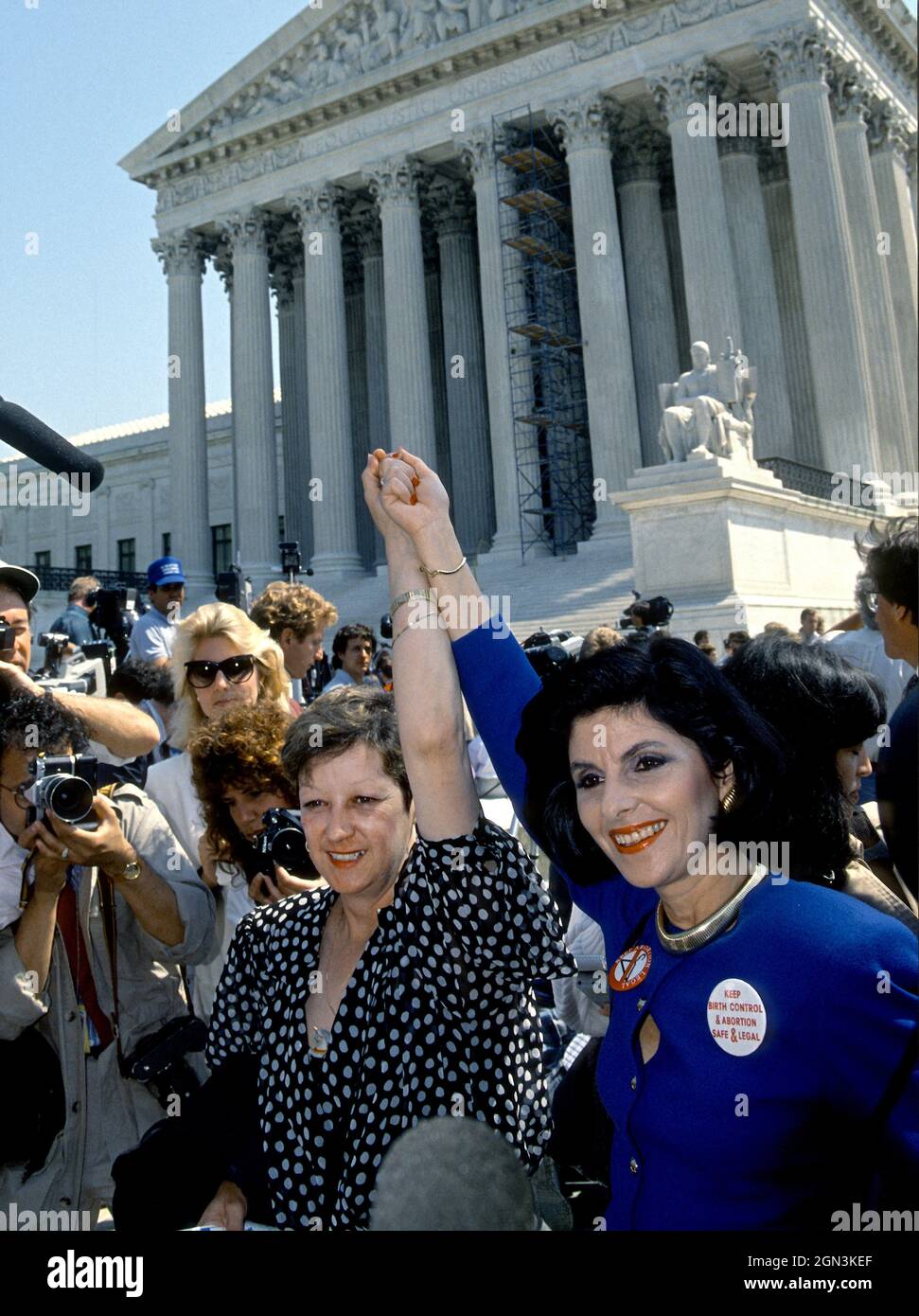 Norma McCorvey, noto dallo pseudonimo di Jane Roe,” il querelante nella storica decisione della Corte Suprema degli Stati Uniti del 1973 Roe contro Wade, partecipa a un raduno con il suo avvocato, Gloria Allred, sui passi anteriori della corte, come il caso Webster contro Reproductive Health Services è sostenuto a Washington, DC il 26 aprile 1989. Credit: Ron Sachs/CNP/Sipa USA Credit: Sipa USA/Alamy Live News Foto Stock