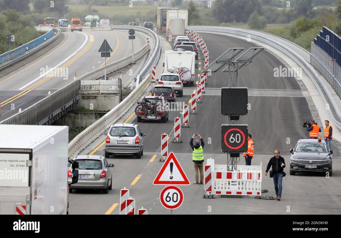 22 settembre 2021, Meclemburgo-Pomerania occidentale, Tribsees: Il percorso verso ovest della nuova autostrada del Mar Baltico vicino a Tribsees è stato aperto al traffico; i veicoli percorrendo il ponte Trebeltal. Ciò significa che la metà della nuova autostrada da costruire è ora completa, a parte i restanti lavori sulle strutture di controllo del traffico. La A20 era scomparsa e crollata su una sezione particolarmente paludosa vicino a Tribsees nell'autunno 2017. L'intera nuova costruzione dovrebbe essere completata entro la fine del 2023. Foto: Bernd Wüstneck/dpa-Zentralbild/dpa Foto Stock