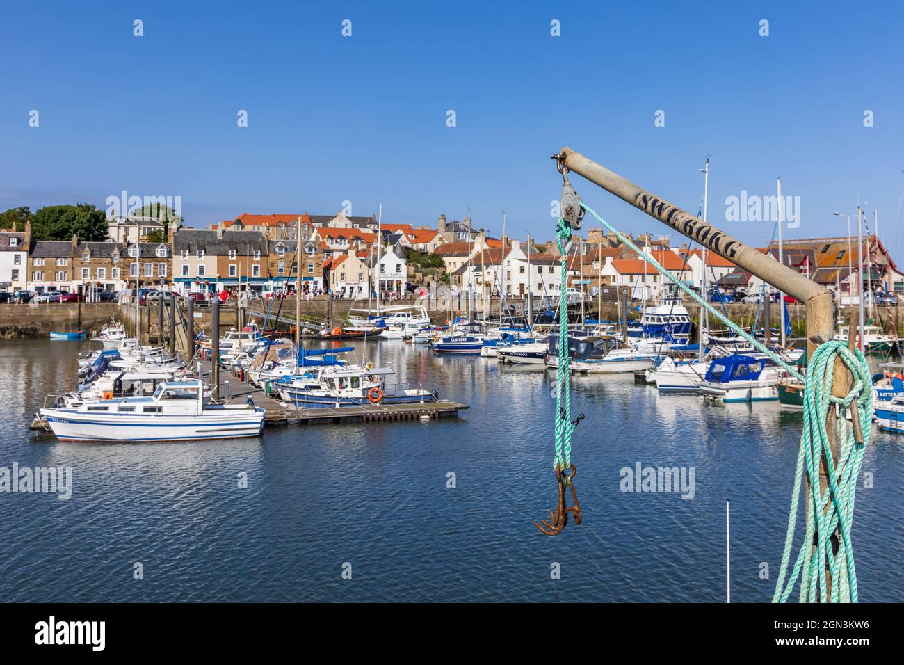 Le barche sono ormeggiate nel pittoresco porto di Anstruther, nella zona orientale di Fife, Scozia. Foto Stock