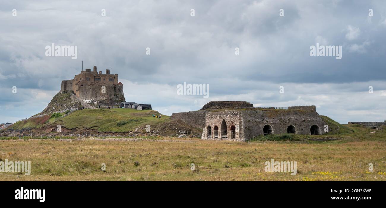 Castello di Lindisfarne e la fornace di calce Foto Stock