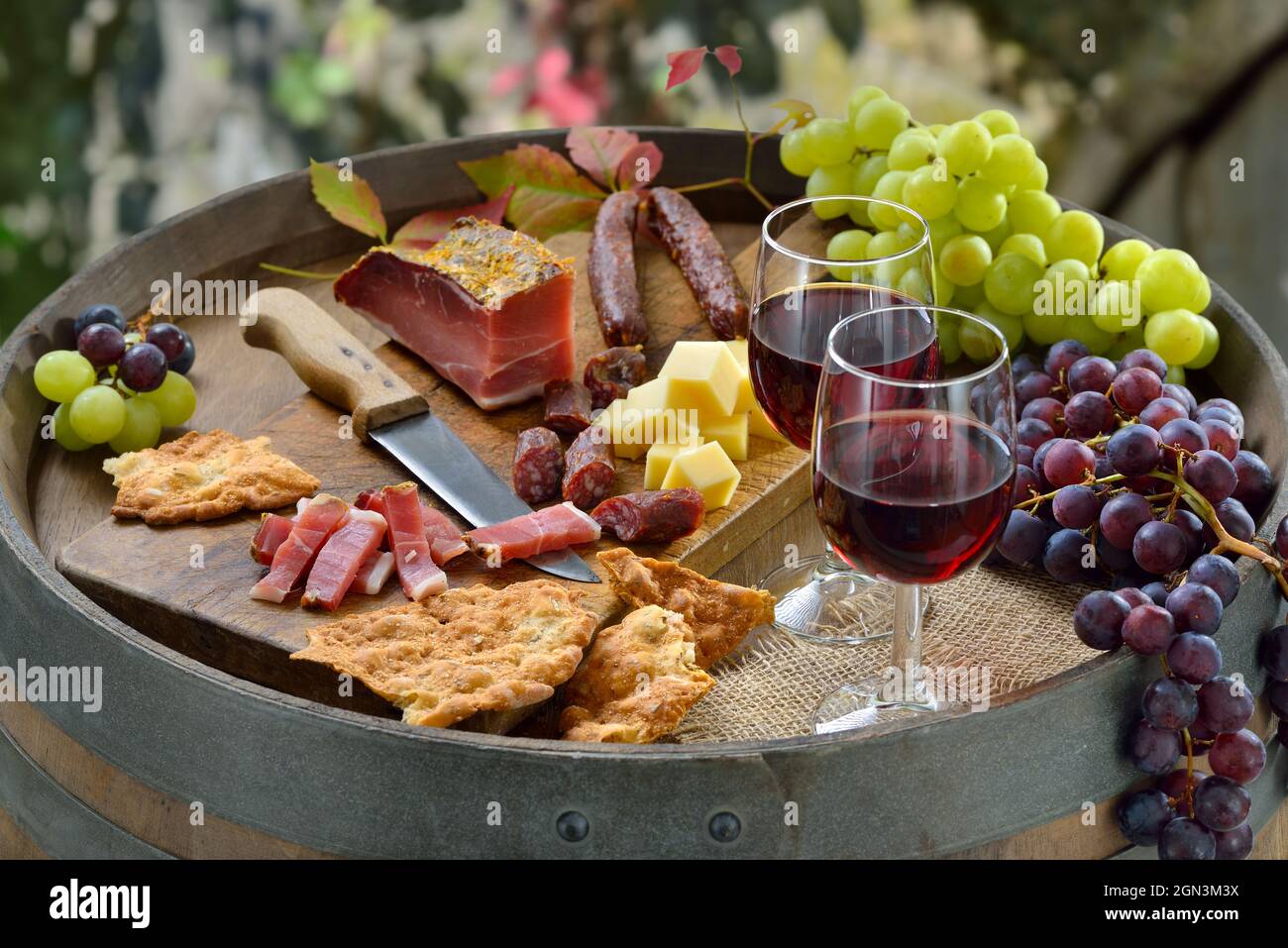 Degustazione di vini in Alto Adige con un abbondante spuntino a base di pancetta, salame, formaggio di montagna e pane croccante di segale Foto Stock