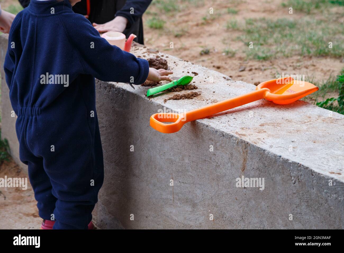 Foto di ragazzo con giocattoli per bambini per sabbia sul parco giochi Foto Stock