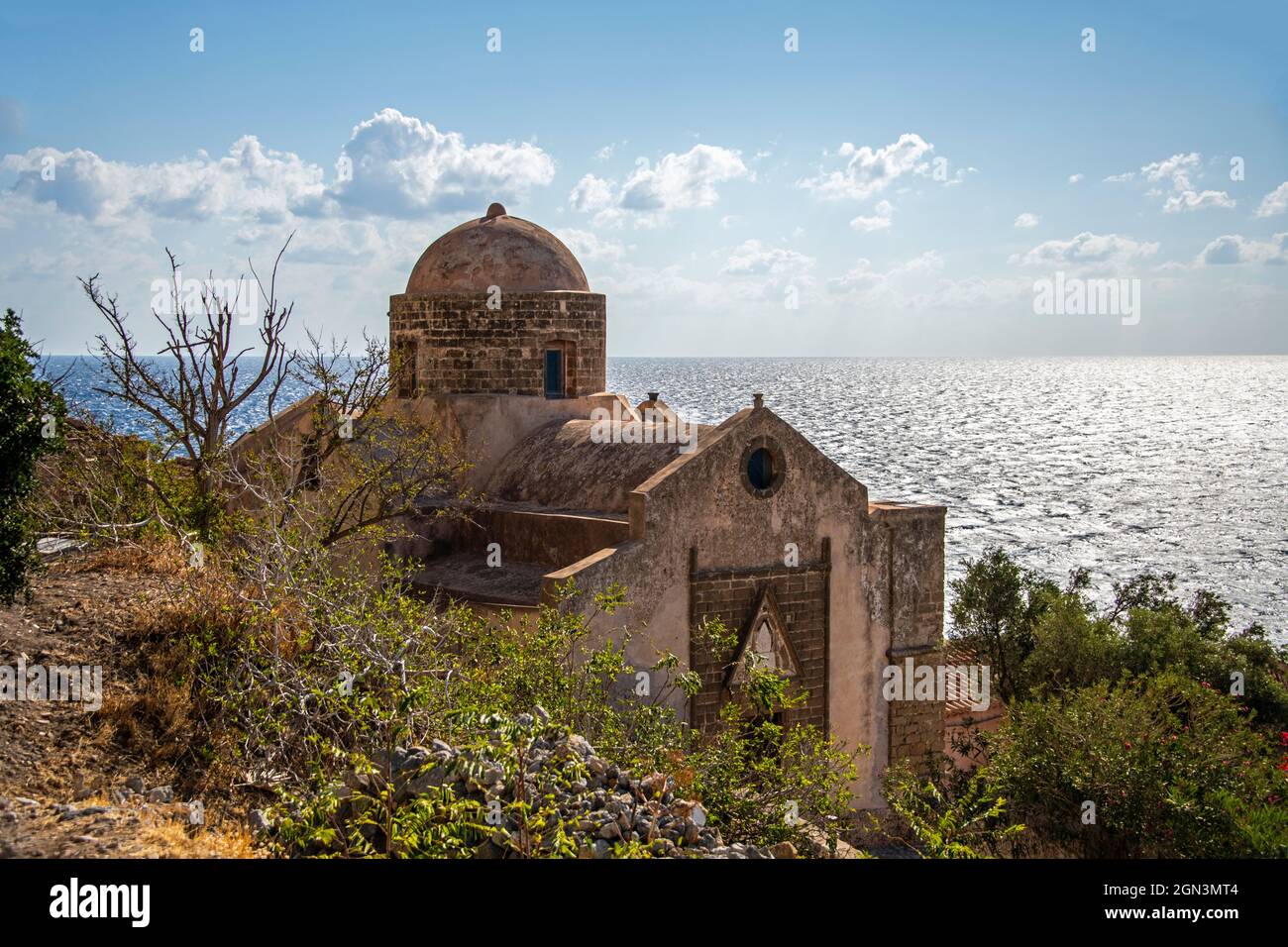 Vecchia cappella sulla montagna in un luogo turistico nel Peloponese Foto Stock