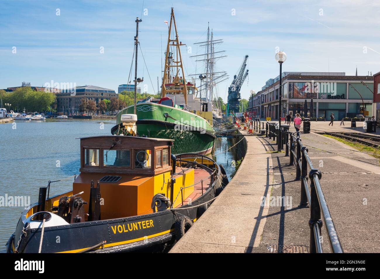 Floating Harbour Bristol, vista delle barche d'epoca e delle navi ormeggiate a Princes Wharf nella storica area di Floating Harbour di Bristol, Inghilterra, Regno Unito Foto Stock