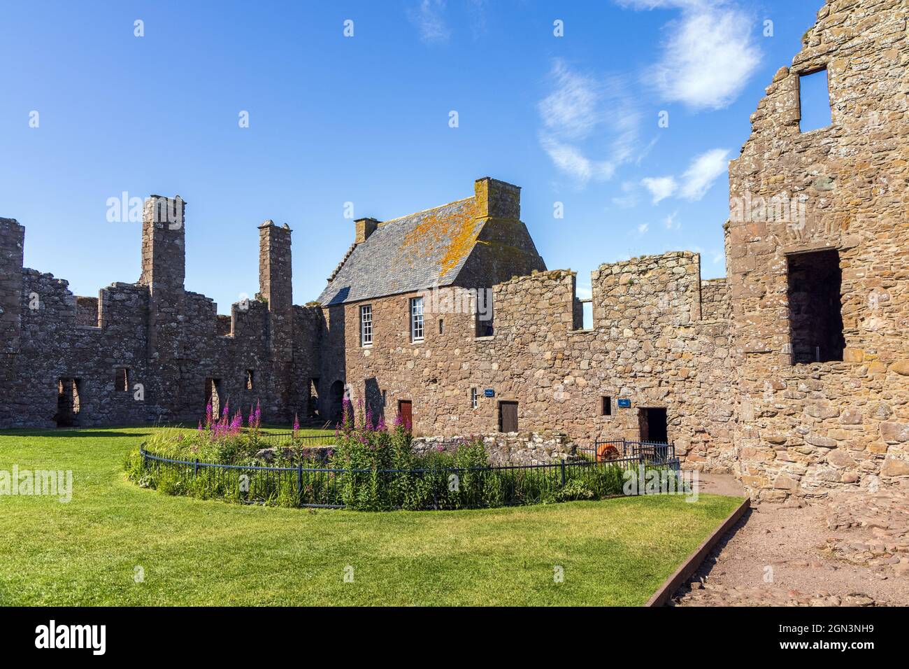 Resti della fortezza medievale, Dunnottar Castello, situato su un promontorio roccioso sulla costa nord-orientale della Scozia vicino Stonehaven, Aberdeenshire. Foto Stock