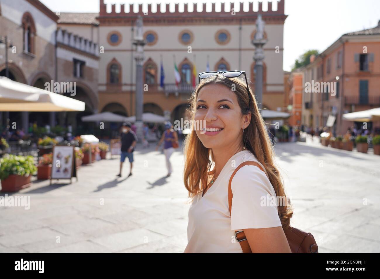 Ritratto di bella donna alla moda che visita culturale del centro storico medievale, Ravenna, Italia Foto Stock