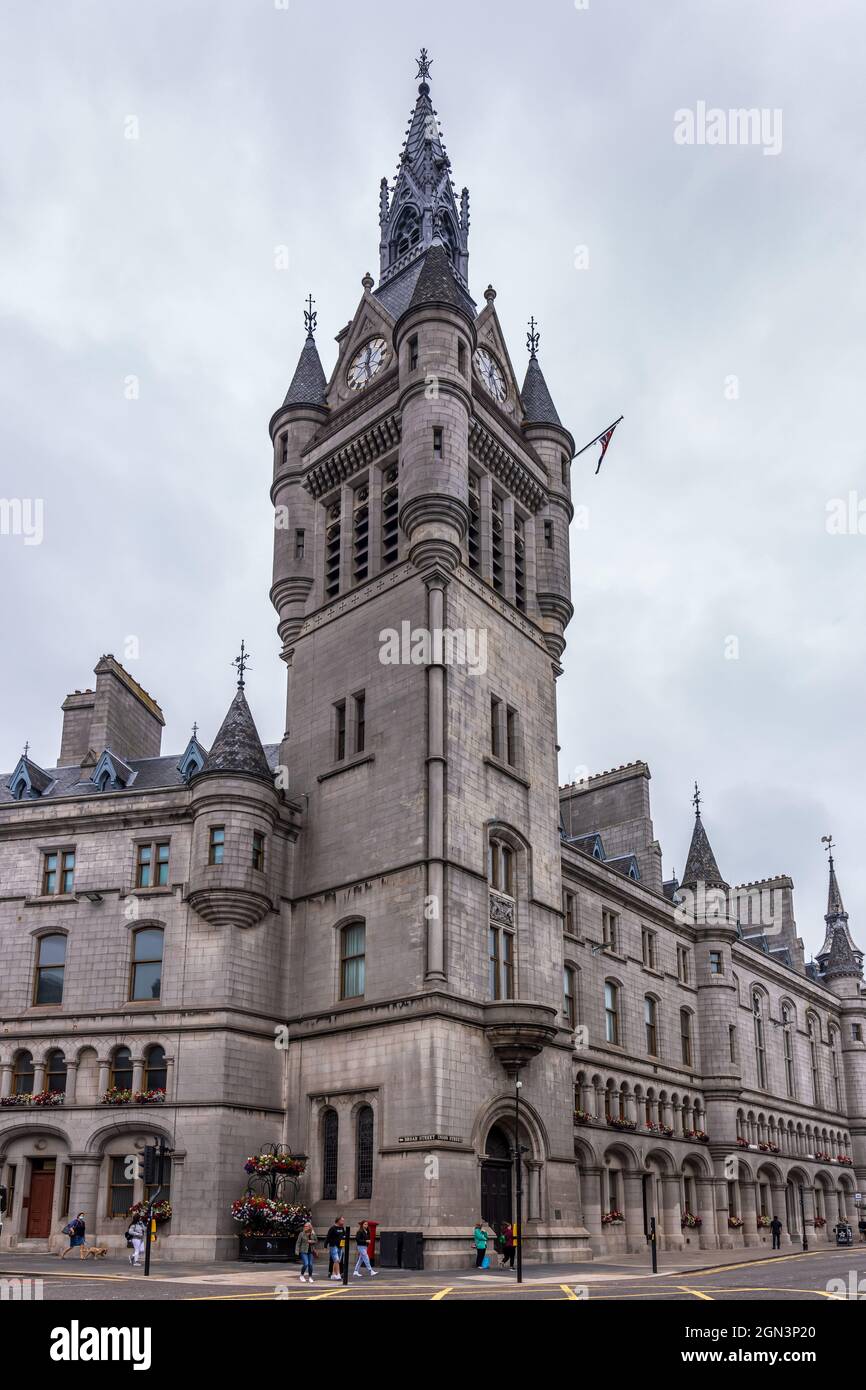 L'imponente edificio in granito grigio della Town House e la sua torre dell'orologio ad Aberdeen, Scozia. Foto Stock