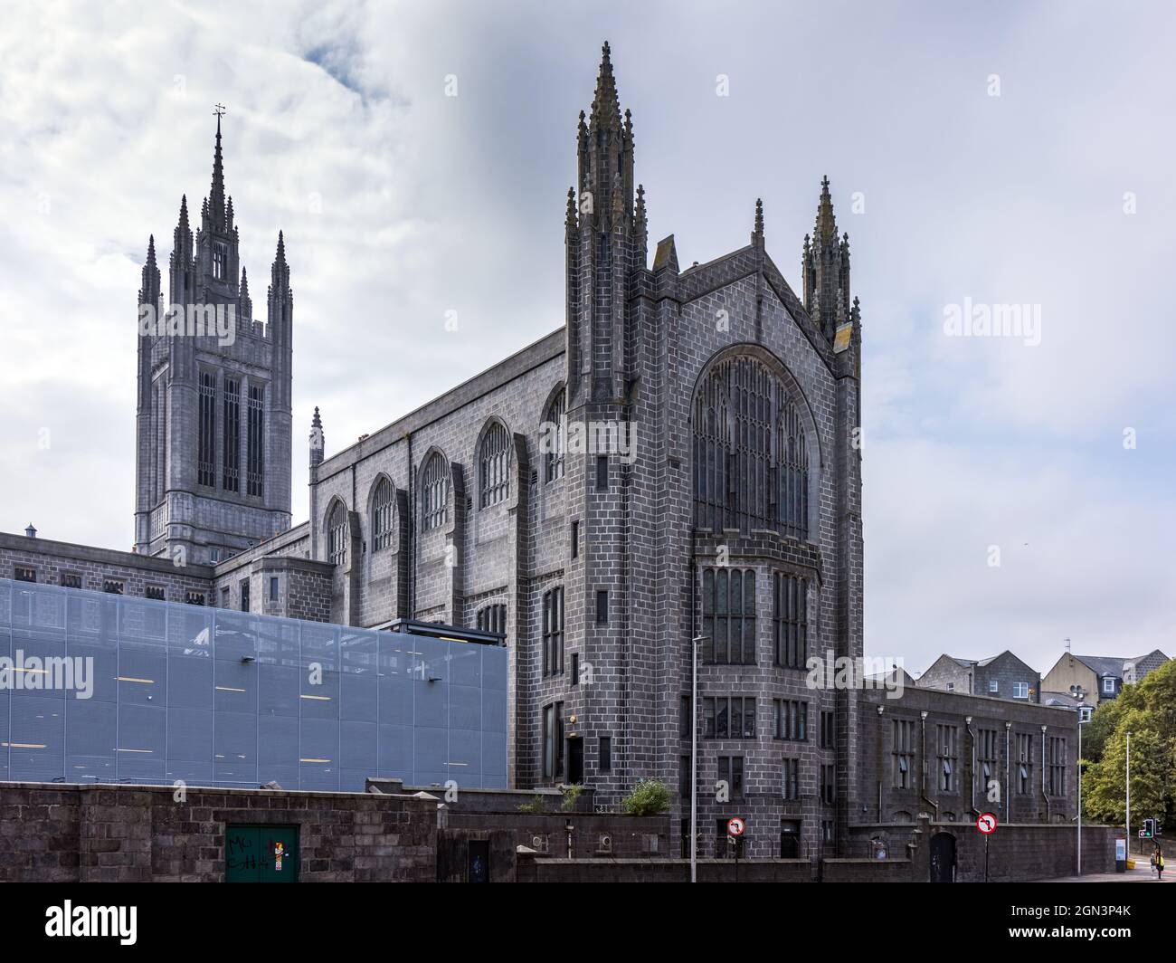 Il gigantesco edificio in granito del Marischal College nella città di Aberdeen in Scozia, visto da West North Street. Foto Stock