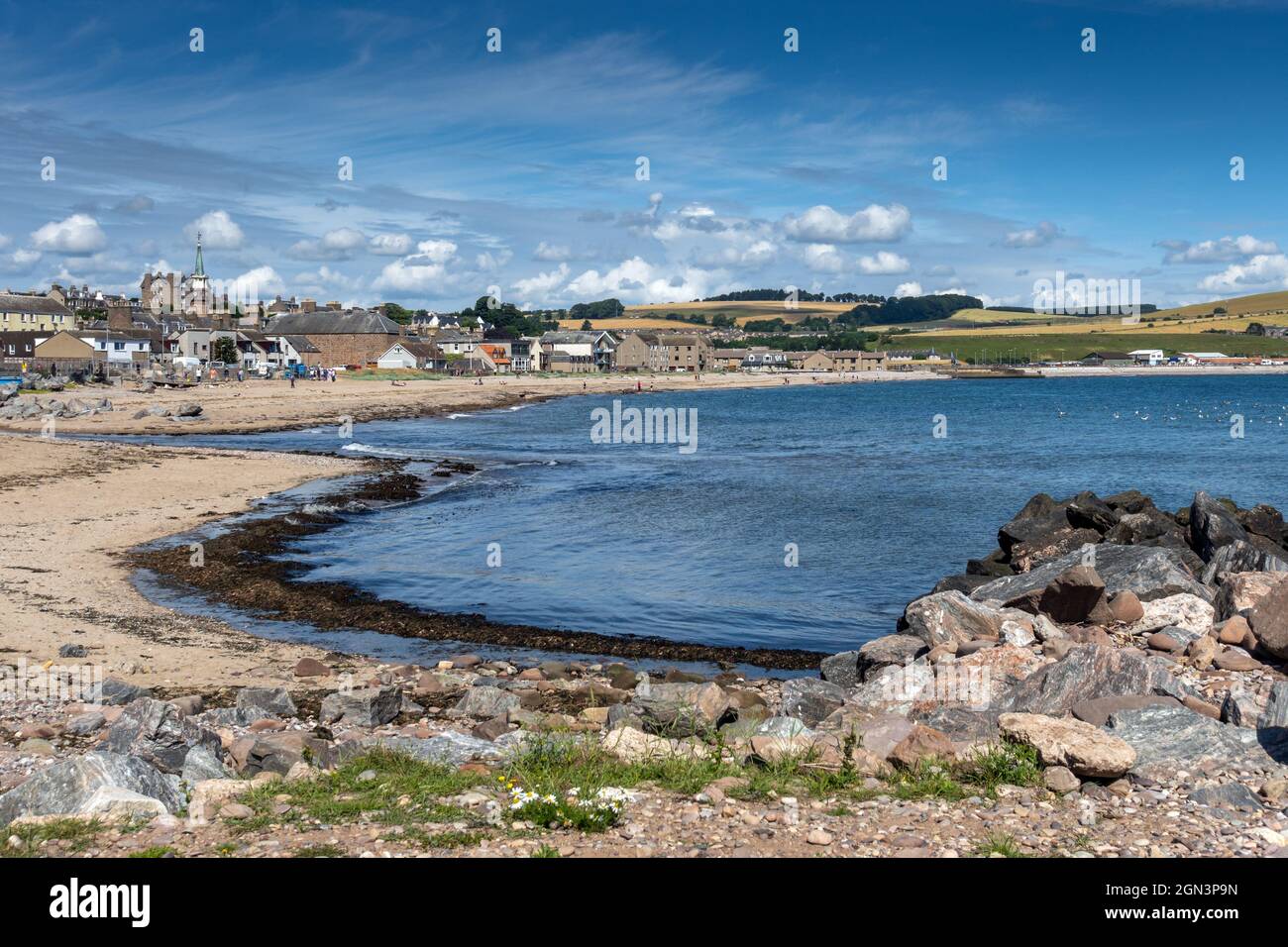 La baia e la spiaggia di Stonehaven, una graziosa cittadina portuale a sud di Aberdeen, una destinazione popolare sul sentiero costiero dell'Aberdeenshire. Foto Stock