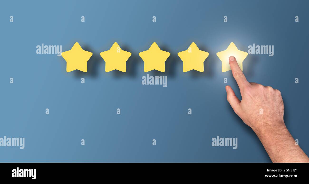 concetto di feedback, cliente che fornisce una valutazione a 5 stelle su sfondo blu con spazio di copia Foto Stock
