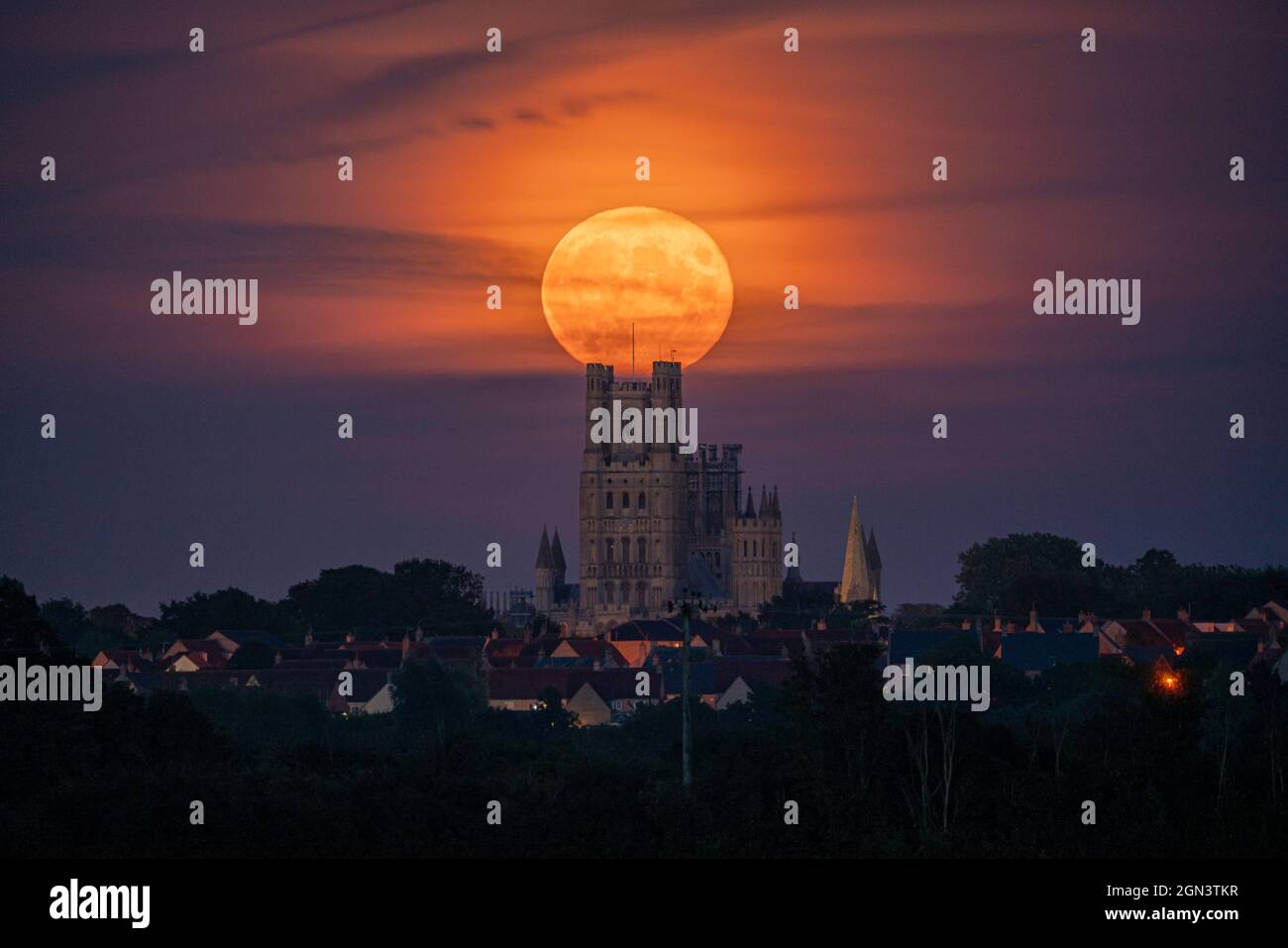 Harvest Moon sorge dietro la Cattedrale di Ely, Cambridgeshire Foto Stock Harvest Moon sorge dietro la Cattedrale di Ely, Cambridgeshire Foto Stock