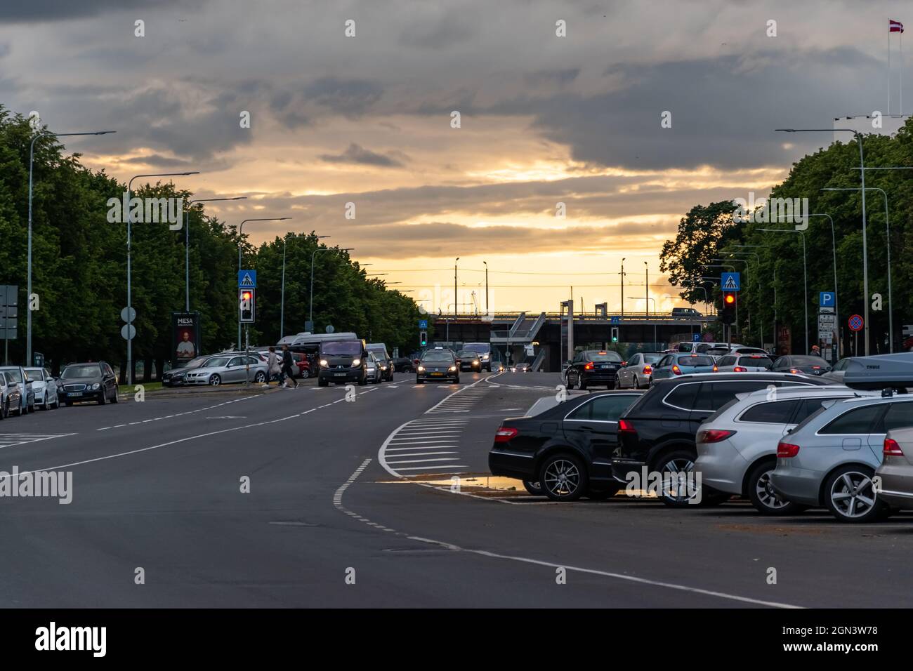 2020, luglio 11 - riga, Lettonia: Estate. Strada, parcheggio e tramonto d'oro in città. Foto Stock