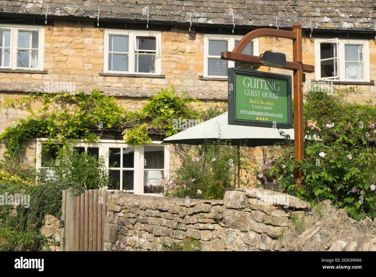 Vista sul Guiting Power, un villaggio del cotswold nel Gloucestershire. The Guiting Guest House Foto Stock