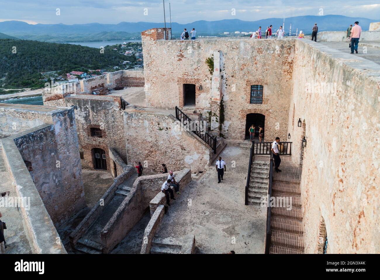 SANTIAGO DE CUBA, CUBA - 1 FEBBRAIO 2016: I turisti visitano il Castello di San Pedro de la Roca del Morro, Santiago de Cuba, Cuba Foto Stock