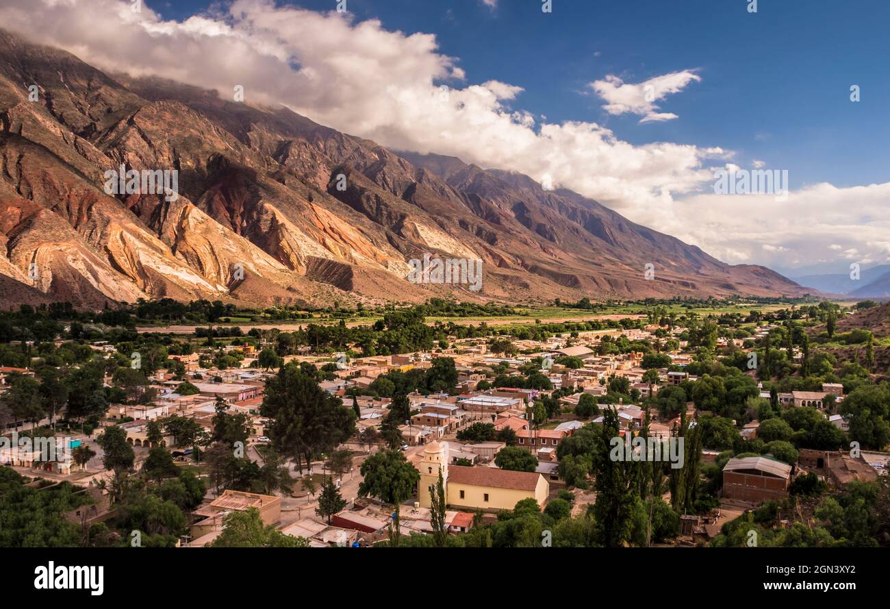 Vista panoramica laterale della cittadina di Maimará, Jujuy Argentina nel pomeriggio. Quebrada de Humahuaca. Patrimonio mondiale dell'UNESCO Foto Stock