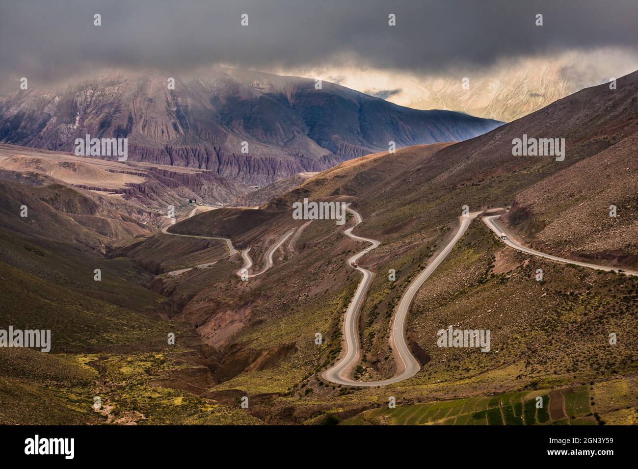 Pericolosa strada di montagna con molti giri tra le montagne in una giornata nuvolosa espressiva. Cuesta del Lipán, Jujuy, Argentina. Foto Stock