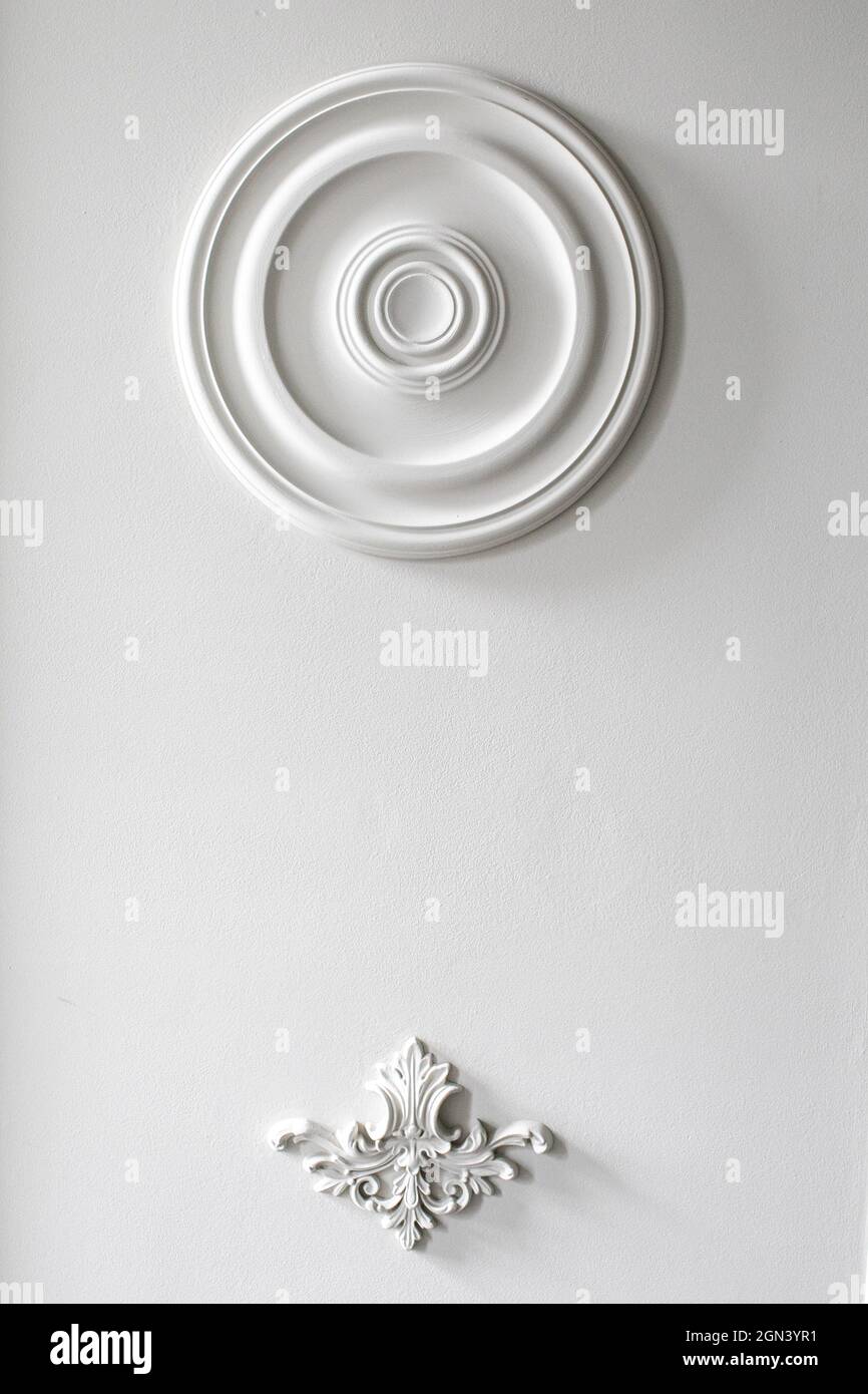 Muro Bianco stampaggio con forma geometrica e punto di fuga. Bianco di lusso design della parete bassorilievo con cornici di stucco elemento roccoco Foto Stock