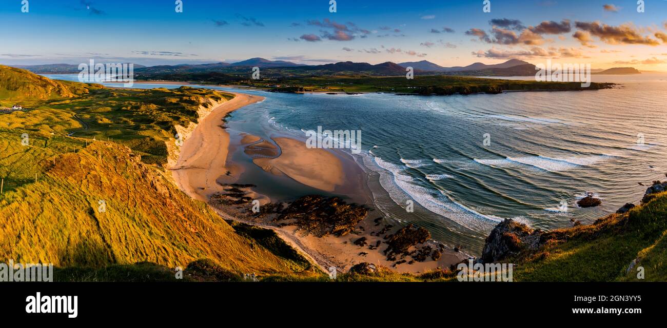 Panorama al tramonto di spiaggia, baia e paesaggio montagnoso a cinque dita Strand, Inishowen, Donegal, Irlanda Foto Stock