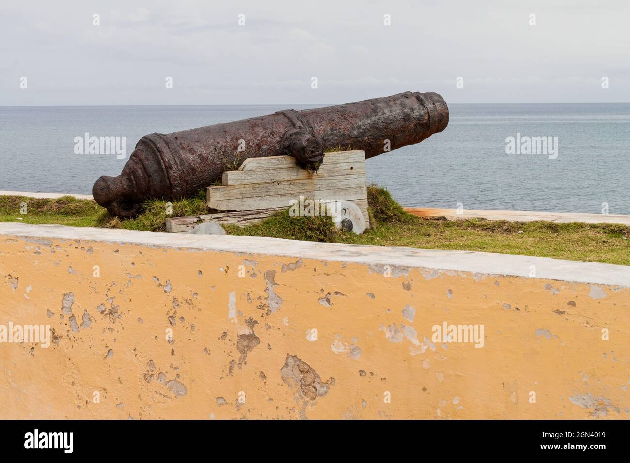 Cannone al forte Fuerte Fernando II nel villaggio di Gibara, Cuba Foto Stock