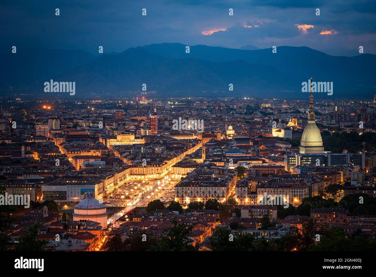 Paesaggio urbano di Torino di notte Foto Stock